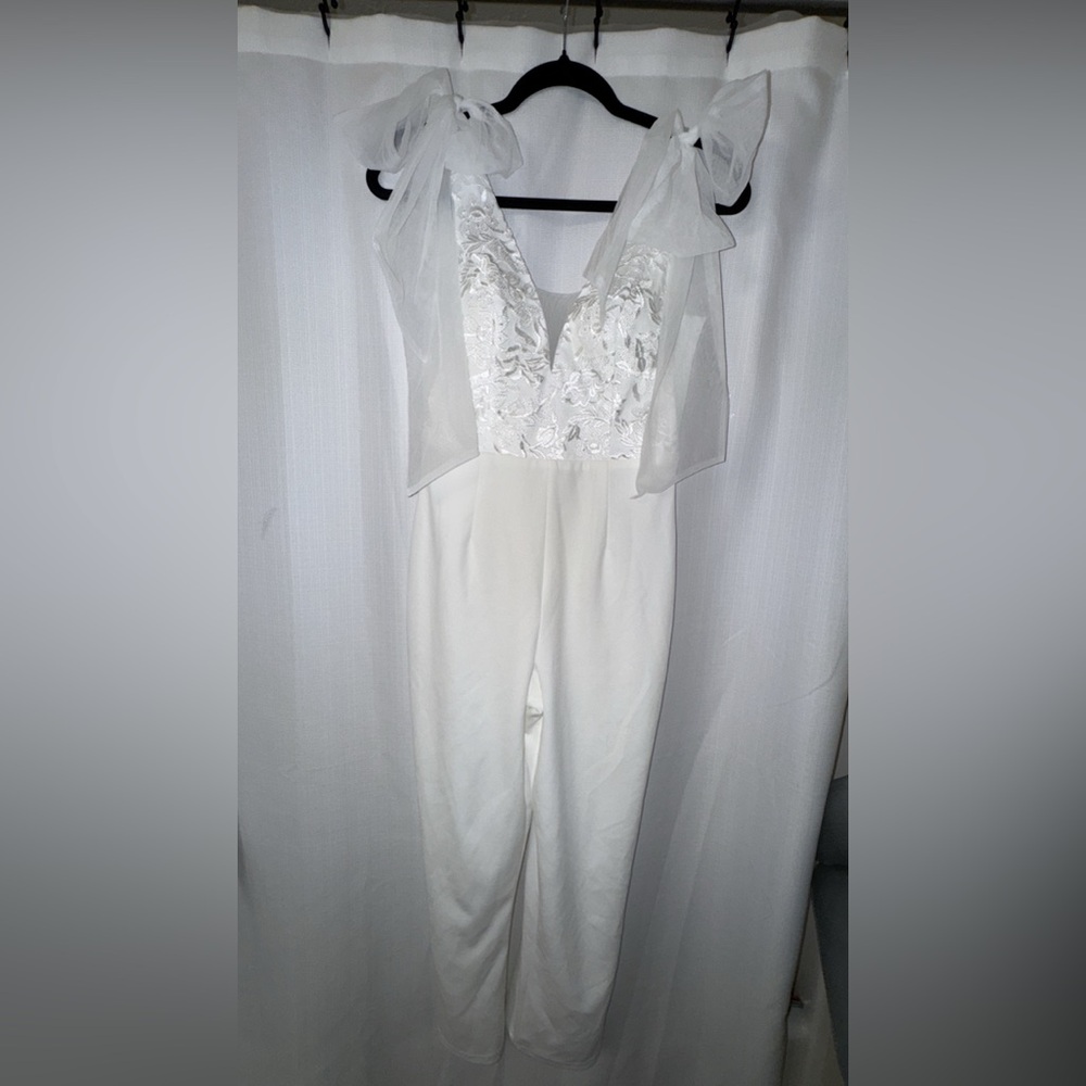 Gorgeous white Lulus pants suit S
